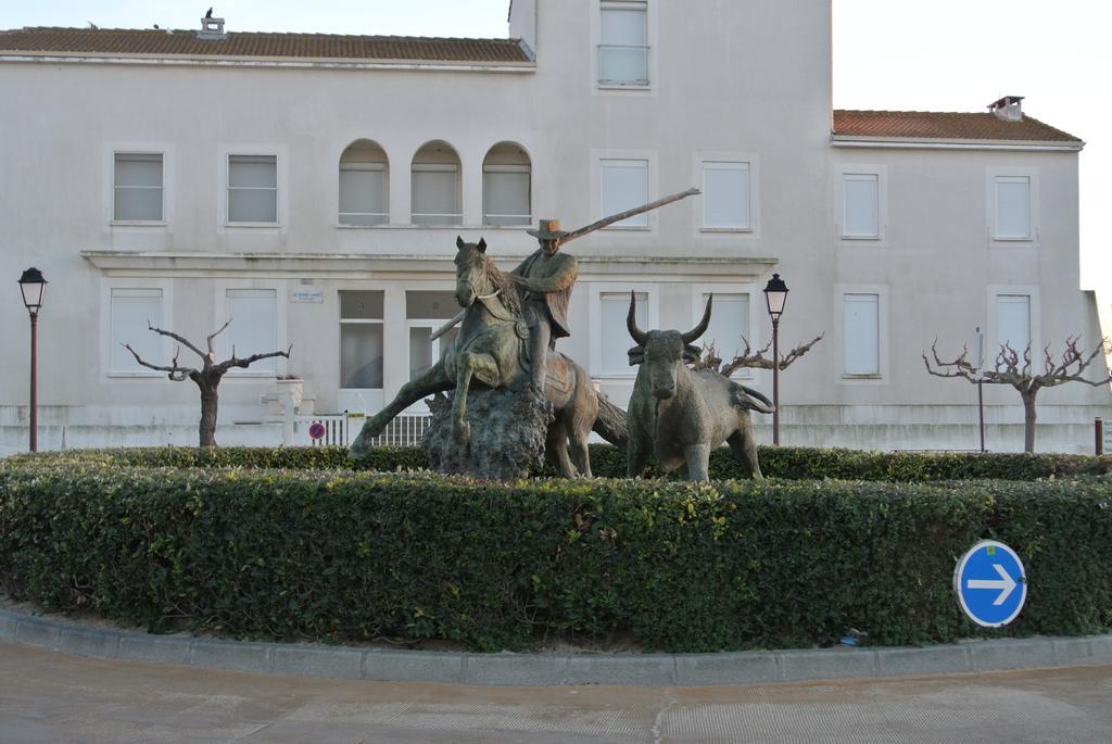 Hotel Les Palmiers En Camargue แซ็งต์-มารี-เดอ-ลา-แมร์ ภายนอก รูปภาพ